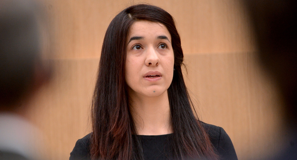Die UN-Sonderbotschafterin für die Würde der Opfer von Menschenhandel, Nadia Murad, spricht am 01.12.2016 in Stuttgart im Landtag vor den Abgeordneten (Quelle: dpa).