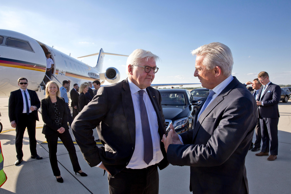 Verabschiedung am Flughafen: Bundespräsident Frank-Walter Steinmeier (l.) und Innenminister Thomas Strobl (r.)