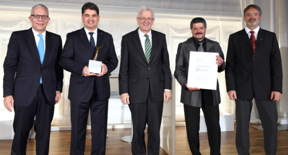 Ministerpräsident Winfried Kretschmann (M.) mit dem Preisträger des 1. Landespreises von WEBO Werkzeugbau, WEBO Gründer Axel Norbert Wittig (2.v.l.) (Foto: L-Bank / KD Busch)