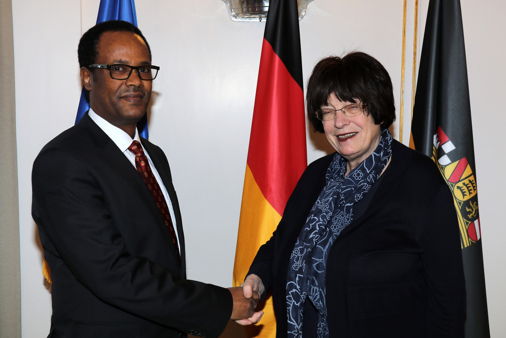 Staatsrätin Gisela Erler (r.) und Äthiopiens Botschafter Kuma Demeksa Tokon (l.)