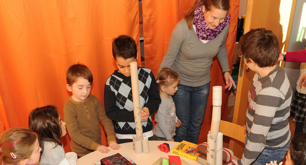Kinder basteln im Kindergarten Raketen (Bild: © Ministerium für Kultus, Jugend und Sport BW).
