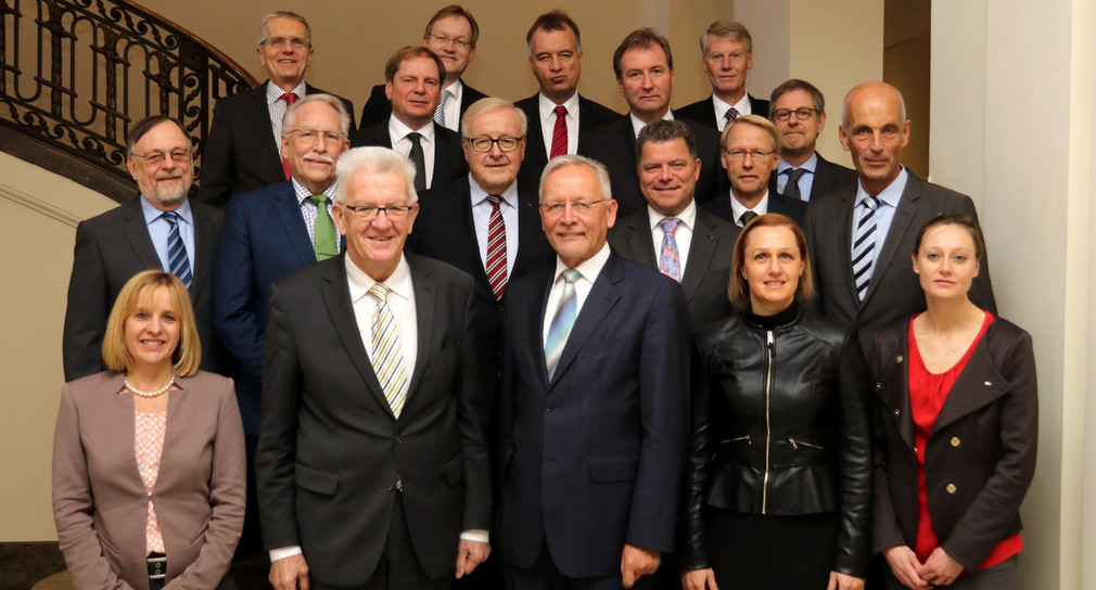 Gruppenbild mit Ministerpräsident Winfried Kretschmann (vorne, 2.v.l.) und den Spitzen der Industrie- und Handelskammern Baden-Württembergs