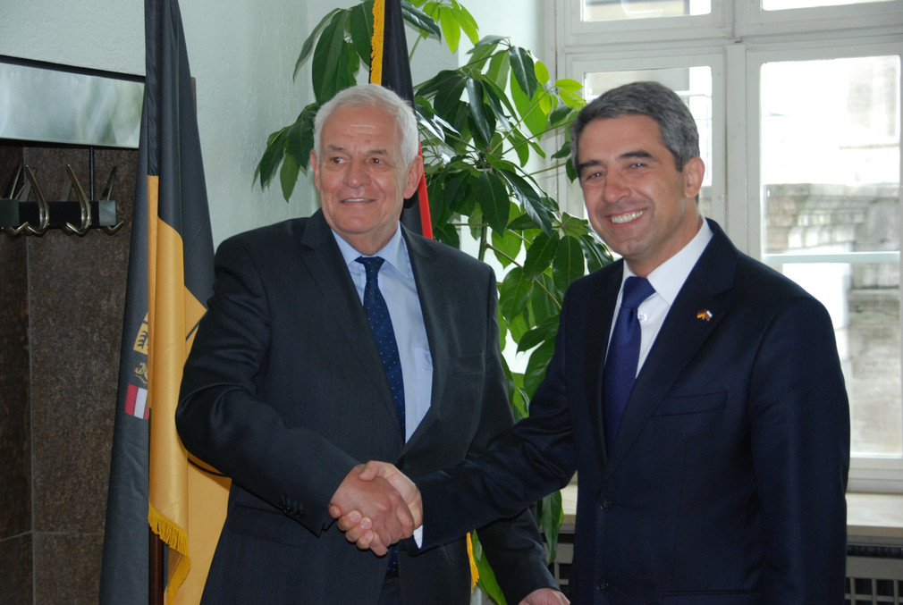 Justizminister Rainer Stickelberger (l.) begrüßt Bulgariens Staatspräsident Rossen Plevneliev (r.)
