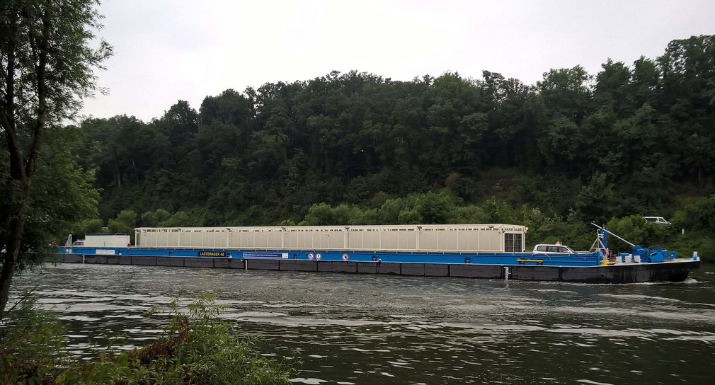Castorbehälter wird auf ein Transportschiff verladen (Foto: Ministerium für Umwelt, Klima und  Energiewirtschaft Baden-Württemberg)