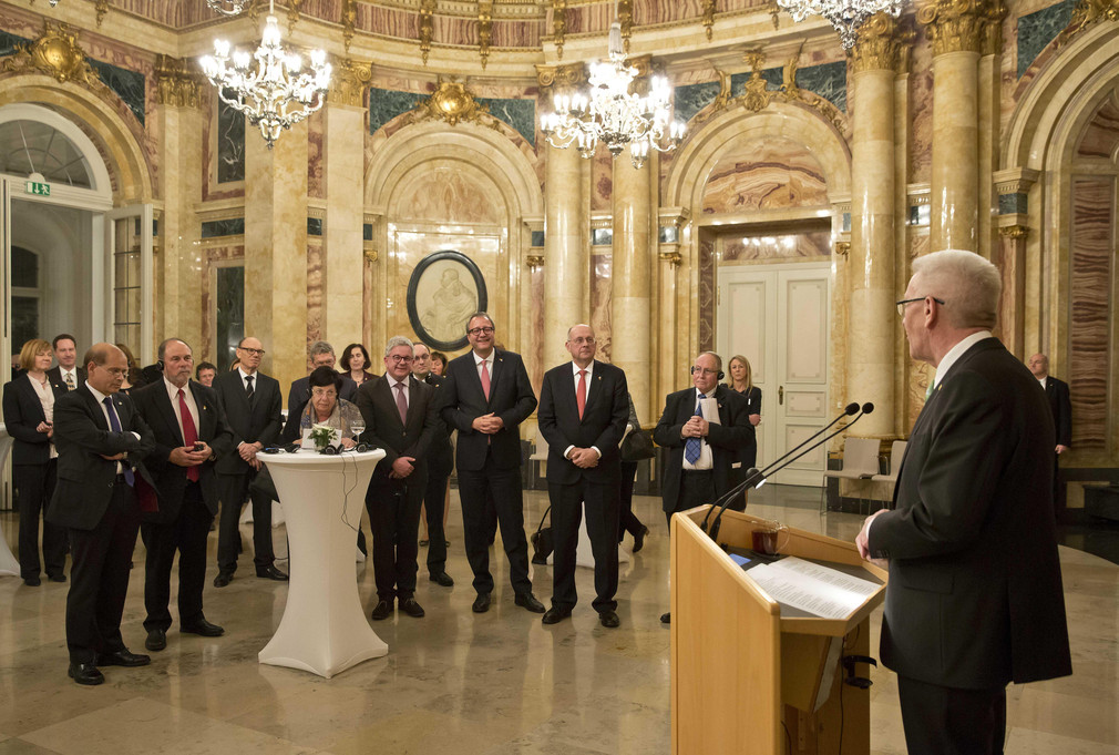 Ministerpräsident Winfried Kretschmann (r.) bei seiner Ansprache vor den Gästen