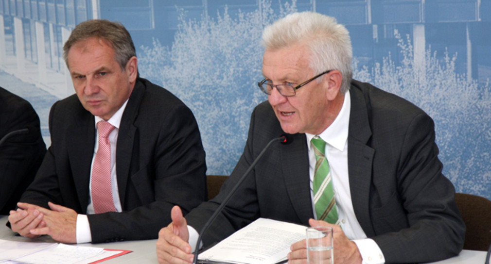 Ministerpräsident Winfried Kretschmann (r.) und Innenminister Reinhold Gall (l.) bei der Regierungspressekonferenz am 10. November 2015 in Stuttgart