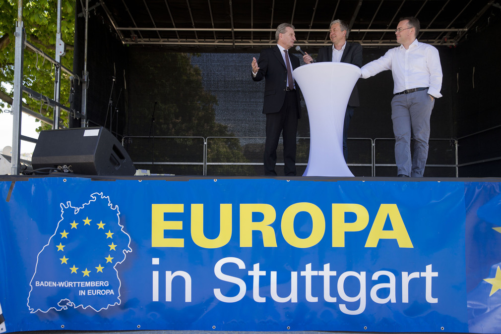 EU-Kommissar Günther Oettinger (l.) und Europaminister Peter Friedrich (r.) im Gespräch mit einem Moderator (M.)