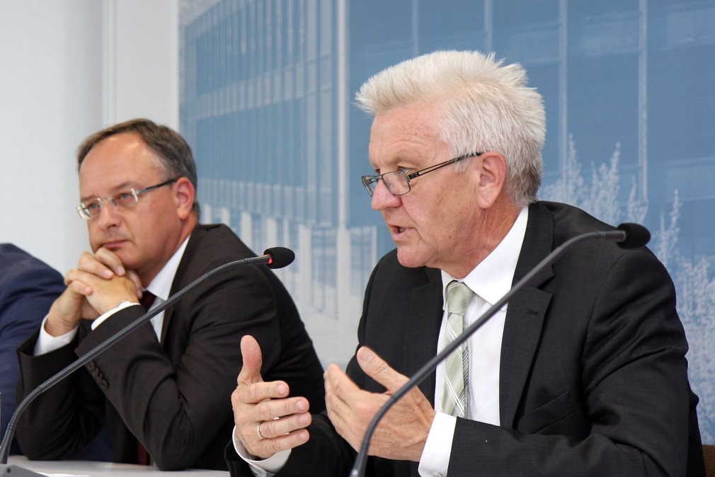 Ministerpräsident Winfried Kretschmann (r.) und Kultusminister Andreas Stoch (l.) bei der Regierungspressekonferenz