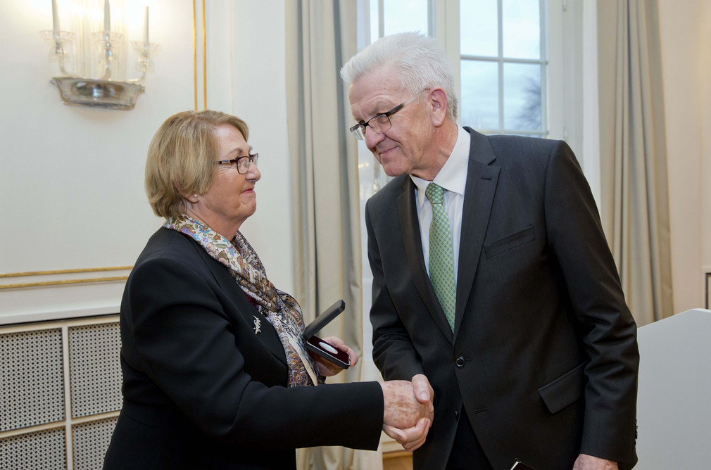 Ministerpräsident Winfried Kretschmann (r.) überreicht Ministerin a.D. Barbara Schäfer-Wiegand (l.) die Große Staufermedaille in Gold des Landes Baden-Württemberg.