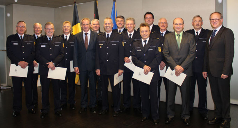 Innenminister Reinhold Gall, der stellvertretende Landespolizeipräsident Dietrich Moser von Filseck und die 13 neuen Polizeivizepräsidenten