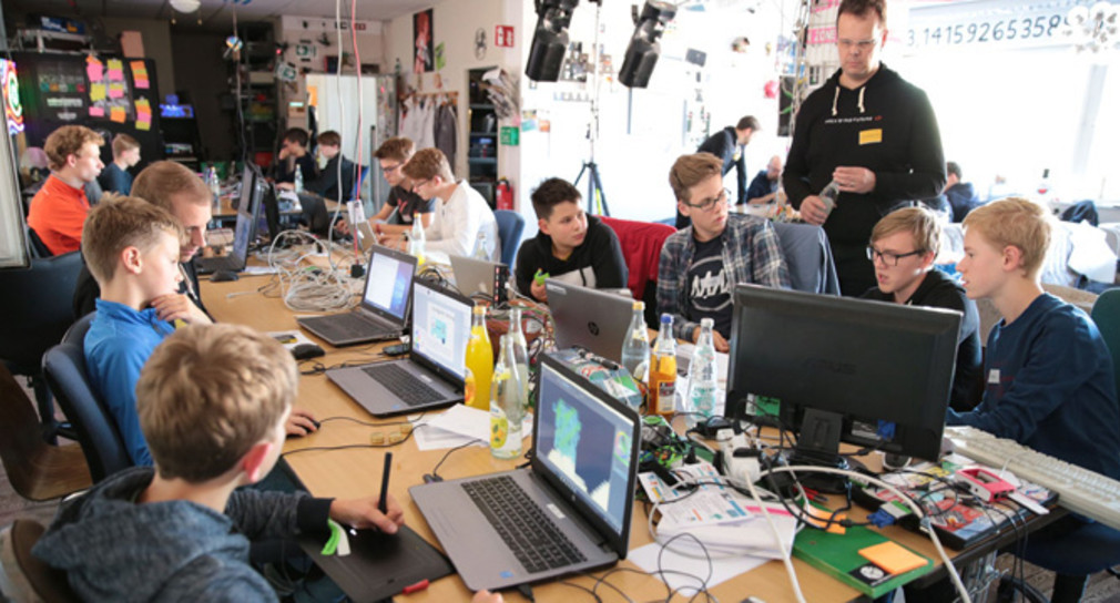 Jugendliche arbeiten beim Hackathon in Stuttgart. (Foto: © MFG Medien- und Filmgesellschaft Baden-Württemberg)