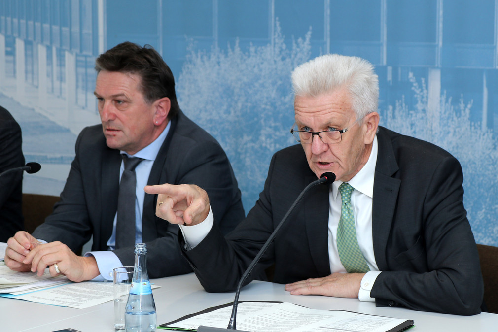 Ministerpräsident Winfried Kretschmann (r.) und Sozial- und Integrationsminister Manne Lucha (l.)