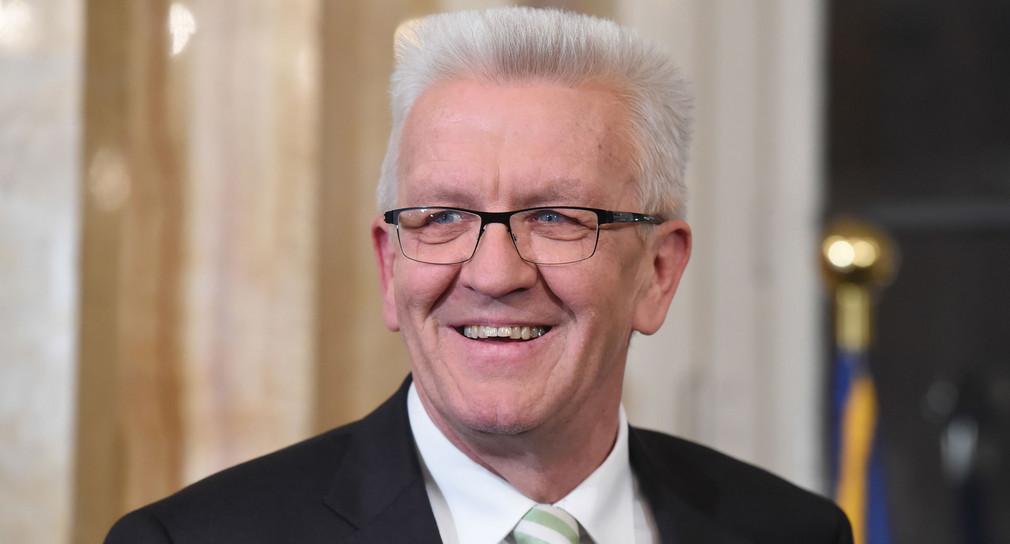 Beschreibung vom Bild: Man sieht Minister-Präsident Winfried Kretschmann. 