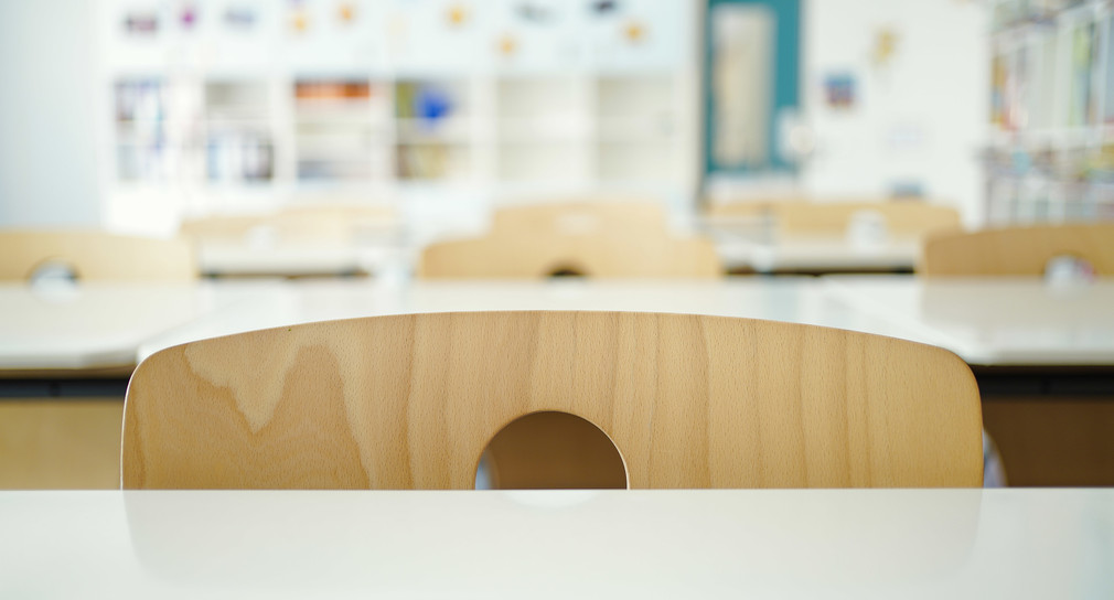 Stühle stehen in einem Klassenraum der Uhlandschule in Mannheim, einer Grund- und Werkrealschule. (Bild: picture alliance/Uwe Anspach/dpa)
