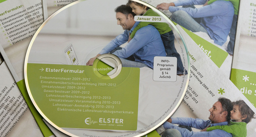 Eine CD mit den Softwareprogrammen zum Online-Verfahren zur Elektronischen Steuererklärung "Elster". (Foto: dpa)