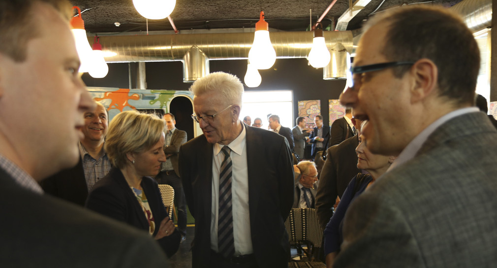 Wirtschaftsministerin Nicole Hoffmeister-Kraut (m.l.) und Ministerpräsident Winfried Krestchmann (m.r.) beim Start-up Inkubator Nielson in Israel.