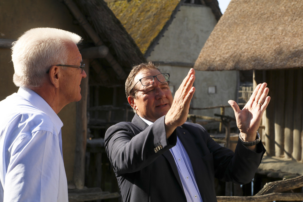 Ministerpräsident Winfried Kretschmann (l.) mit dem Direktor des Pfahlbaumuseums Unteruhldingen Prof. Dr. Gunter Schöbel.