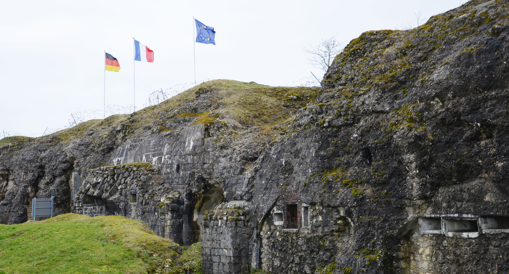 Auf den Überresten des Fort de Douaumont bei Verdun in Frankreich wehen die Fahnen Frankreichs, Deutschlands und der EU. (Foto: © dpa)