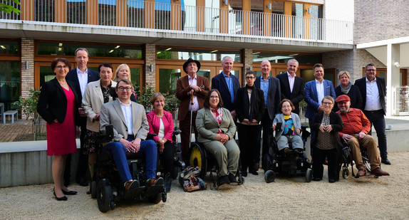 Gruppenfoto im Freien vor Hospitalhof in Stuttgart: Teilnehmende der 67. Konferenz der Beauftragten von Bund und Ländern für die Belange von Menschen mit Behinderungen