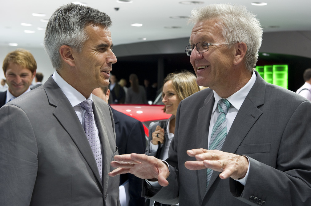 Audi-Vorstand Peter Schwarzenbauer (l.) und Ministerpräsident Winfried Kretschmann (r.) am Audi-Stand