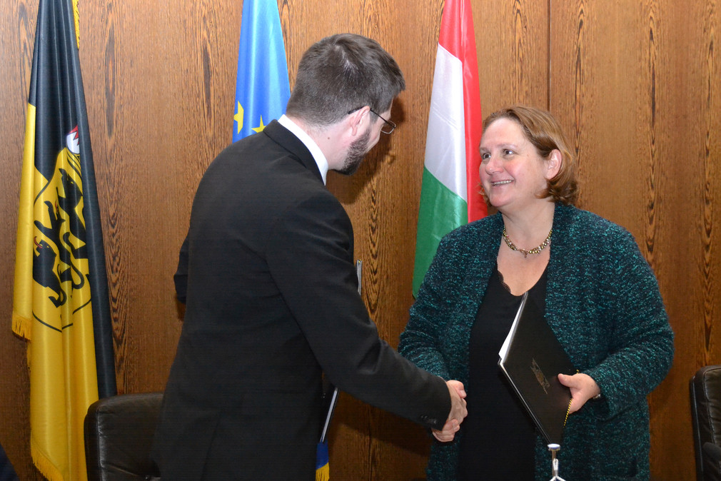 Der ungarische Staatssekretär für Wirtschaftsdiplomatie, Levente Magyar (l.) und Staatssekretärin Theresa Schopper (r.)