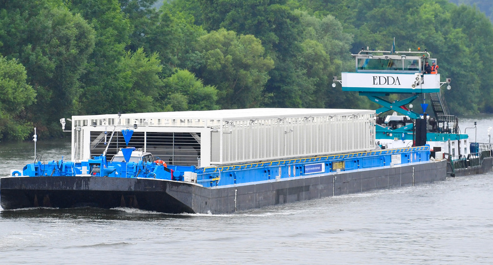 Das Schubboot "Edda" schiebt auf dem Neckar ein mit drei Castoren beladenes Transportschiff. (Foto: © dpa)