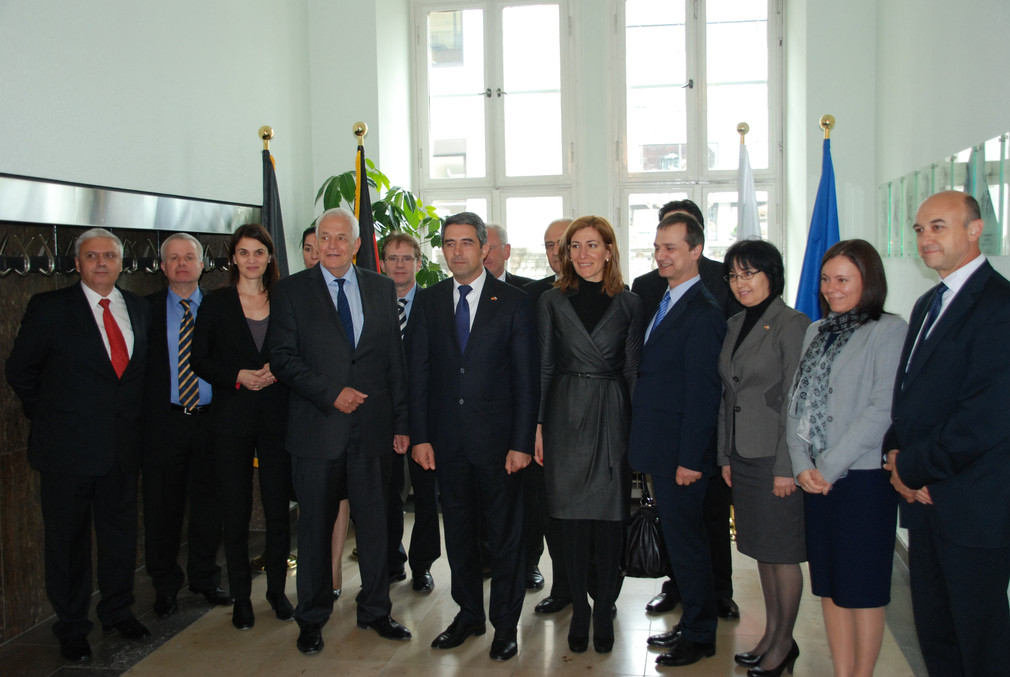 Justizminister Rainer Stickelberger (1. Reihe, 4.v.l.) begrüßte Bulgariens Staatspräsident Rossen Plevneliev (1. Reihe, 5.v.l.) und dessen Delegation in Stuttgart.
