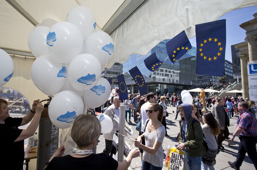 Pavillon auf dem Stuttgarter Schlossplatz mit EU-Fähnchen und Luftballons