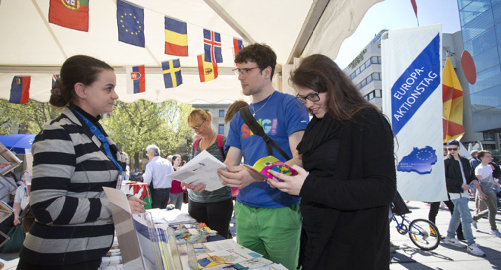 Bürgerinnen und Bürger informieren sich in Pavillons über europäische Themen