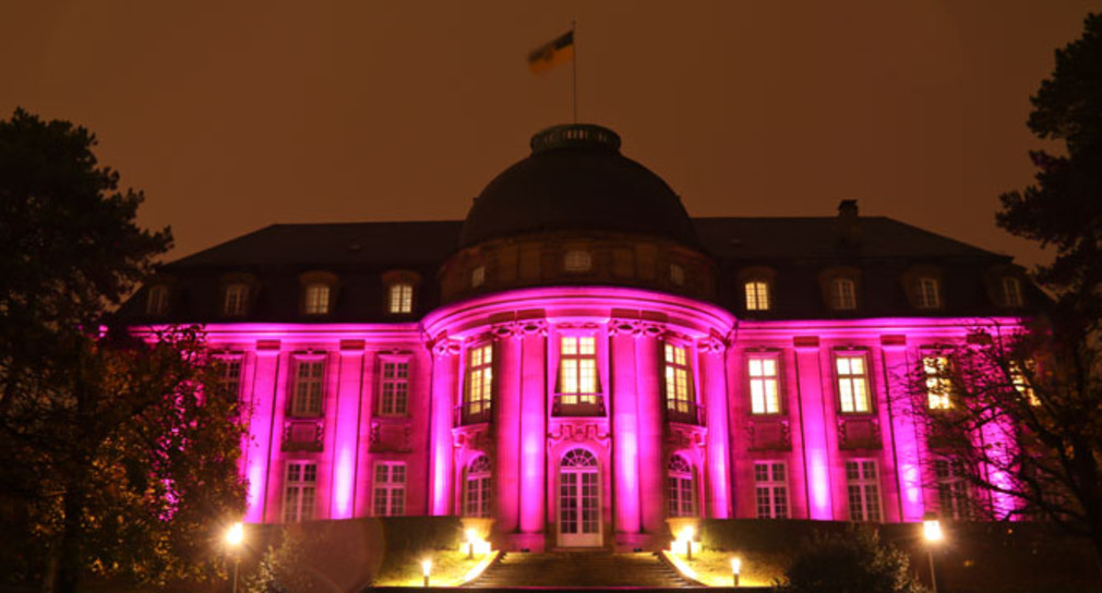Als weithin sichtbares Zeichen gegen die Todesstrafe erleuchtet die Villa Reitzenstein, der Regierungssitz des Ministerpräsidenten, violett.