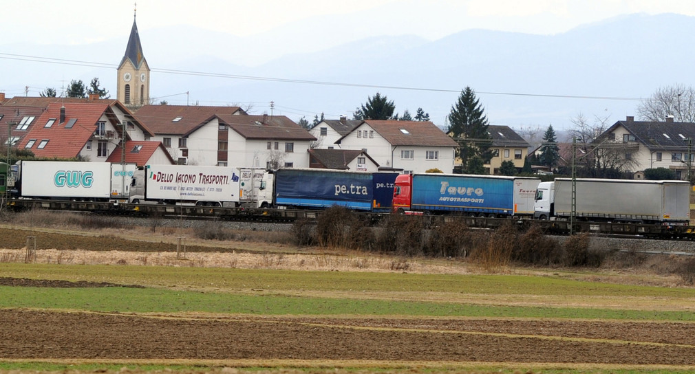 Ein Güterzug beladen mit Lkws fährt bei Bad Krozingen (Landkreis Breisgau-Hochschwarzwald) (Bild: dpa).