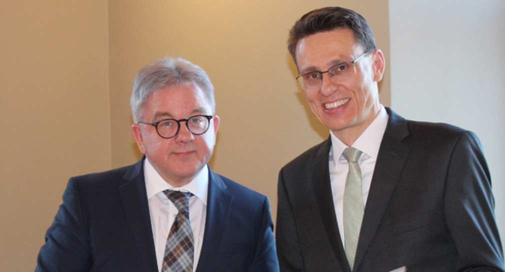 Justizminister Guido Wolf (l.) und Dr. Andreas Singer (r.) (Foto: © Justizministerium Baden-Württemberg)