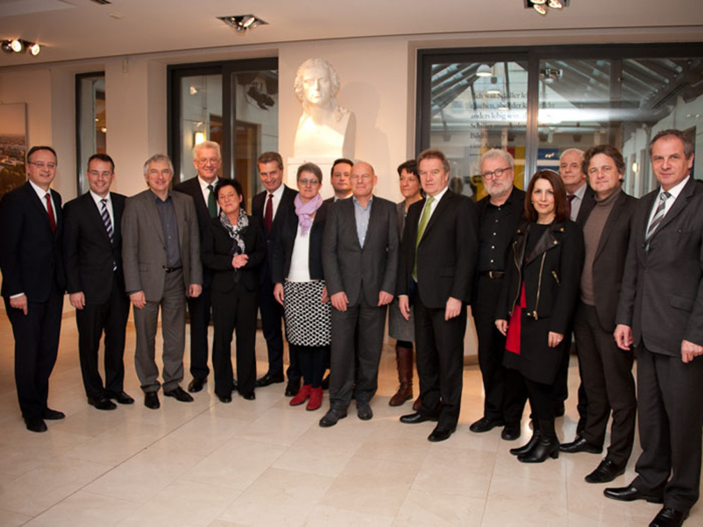 Auswertige Kabinettssitzung in Brüssel am 29. Januar 2013. Gruppenbild der Landeesregierung mit EU-Energiekommissar Günter Öttinger.