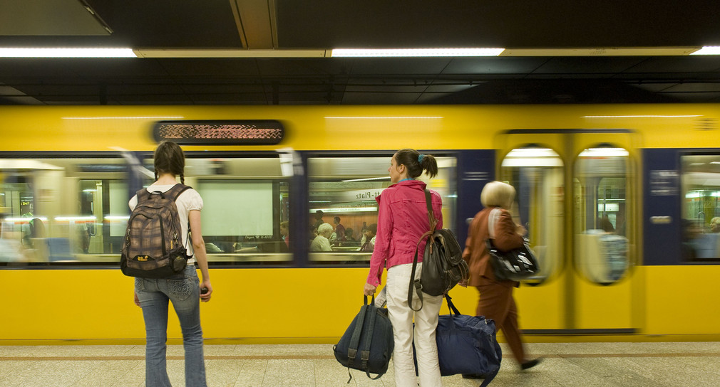 Menschen vor einer Stuttgarter Stadtbahn (Bild: VVS)