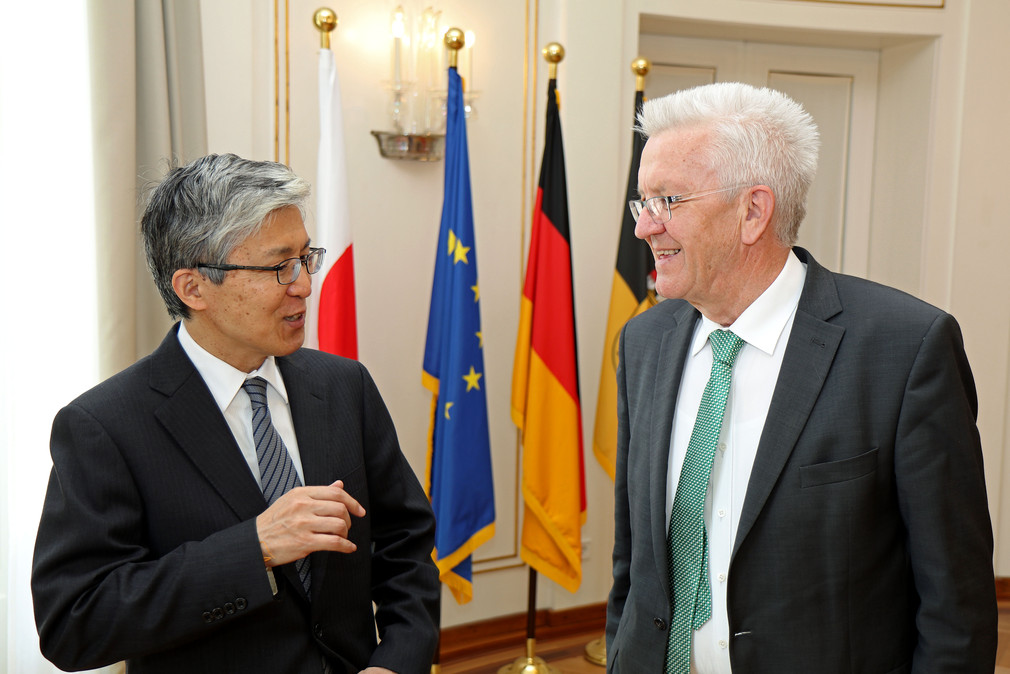 Ministerpräsident Winfried Kretschmann (r.) und der japanische Botschafter Takeshi Yagi (l.)