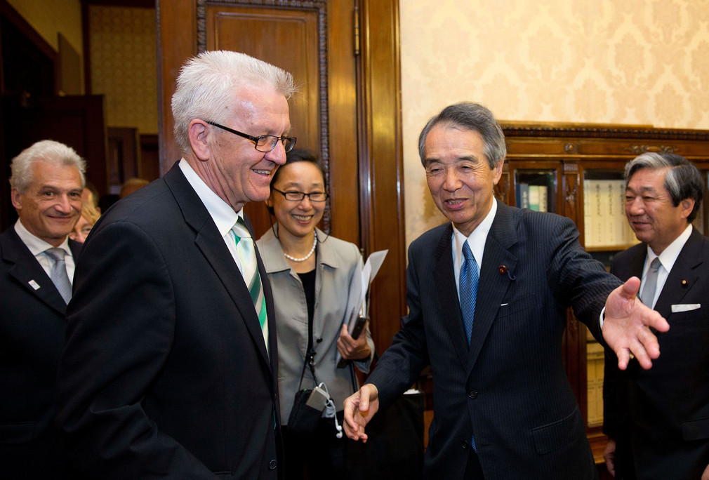 Der Präsident des japanischen Unterhauses, Bunmei Ibuki (r.), empfängt Ministerpräsident Winfried Kretschmann (r.) am 20.05.2013 im japanischen Unterhaus in Tokio (Japan).