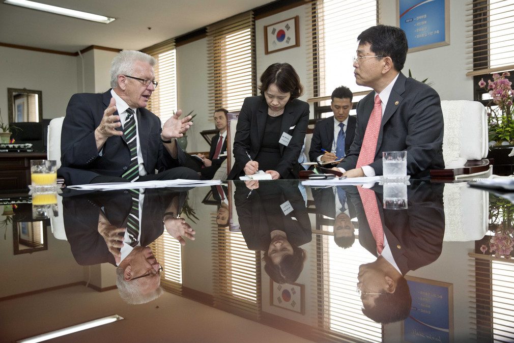 Bundesratspräsident und  Ministerpräsident Winfried Kretschmann (l.) im Gespräh mit dem Vize- Minister für Handel und Energie, Han Jinhyun (r.) in Seoul (Südkorea)