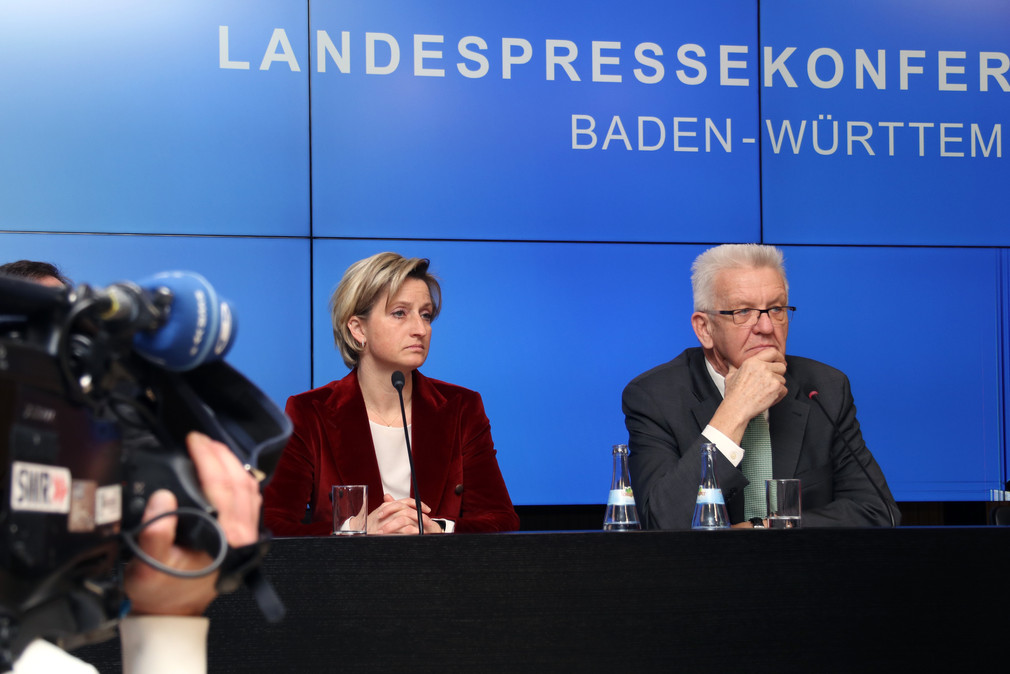 Ministerpräsident Winfried Kretschmann (r.) und Wirtschaftsministerin Nicole Hoffmeister-Kraut (l.)