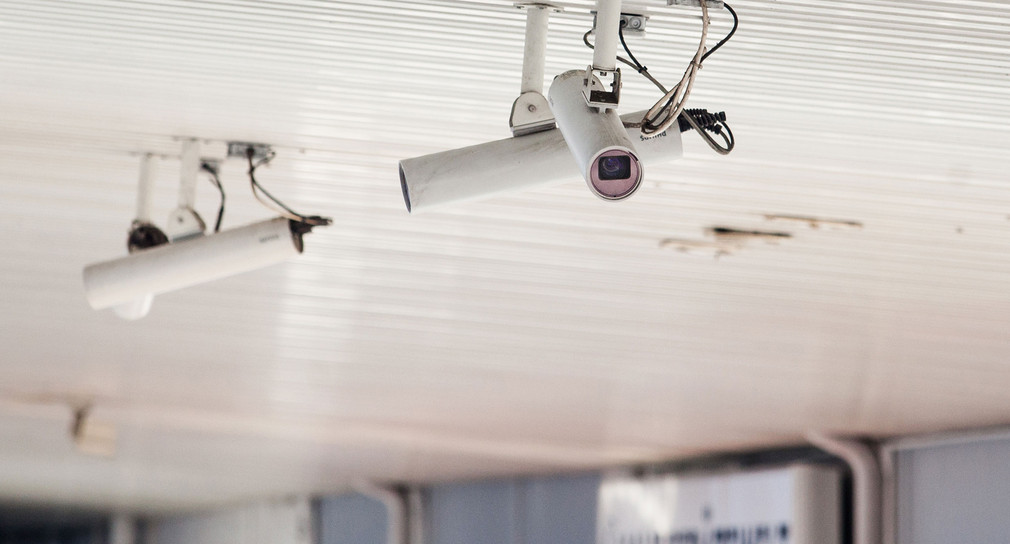 Überwachungskameras hängen in Stuttgart von der Decke eines Einkaufszentrums (Quelle: dpa).