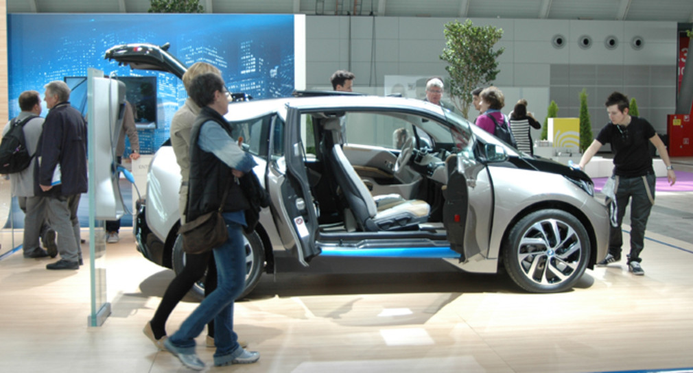 Besucher auf der i-mobility 2014 in Stuttgart begutachten einen vollelektrischen BMW.