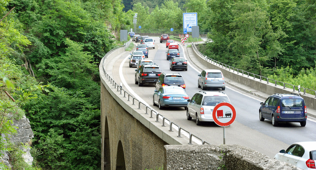 Autos fahren bei Gosbach (Baden-Württemberg) auf der Autobahn A 8 München - Stuttgart am Drackensteiner Hang über eine Brücke (Symbolbild: © dpa).
