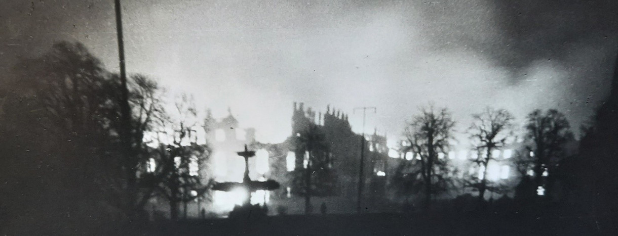 Brand des Schlosses mit Blick vom Schlossplatz auf den Gartenflügel/Ehrenhof, Aufnahme vom 2.3.1944 