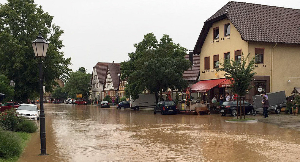 Nach einem Starkregen sind im Juni 2016 in Ölbronn-Dürrn (Baden-Württemberg) Straßenzüge überflutet (Foto: Andreas Rosar/dpa).