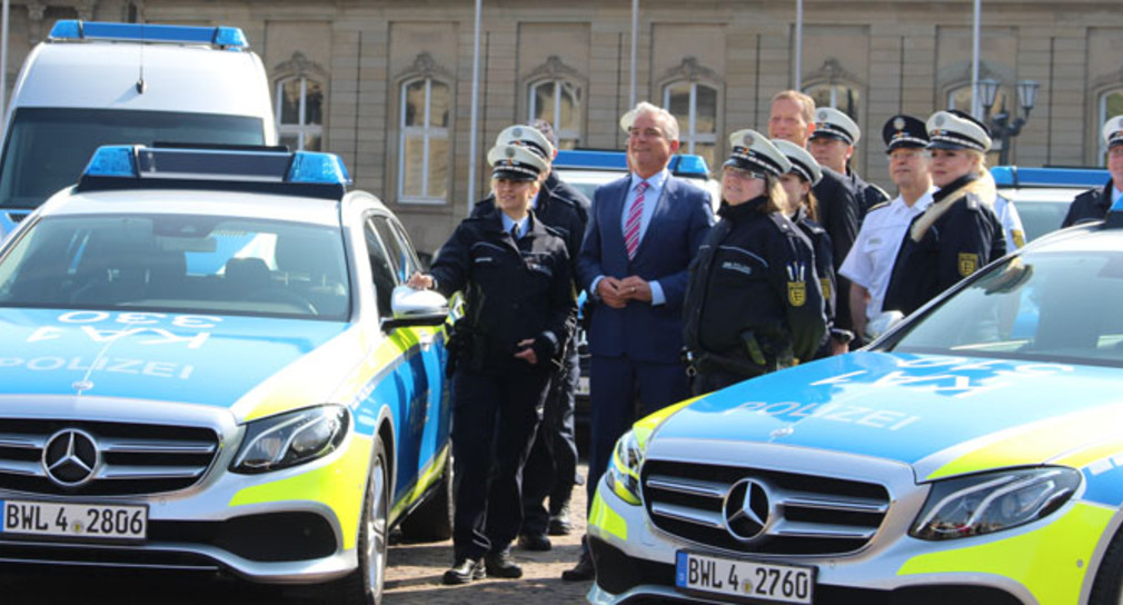 Gruppenbild mit Innenminister Thomas Strobl bei der Fahrzeugübergabe der neuen Flotte der Polizei Baden-Württemberg (Foto: Ministerium für Inneres, Digitalisierung und Migration)