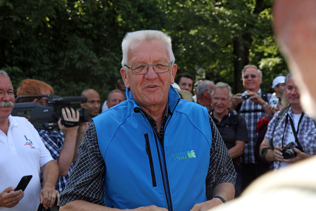 Wasserfallsteig in Bad Urach: Ministerpräsident Winfried Kretschmann (M.)