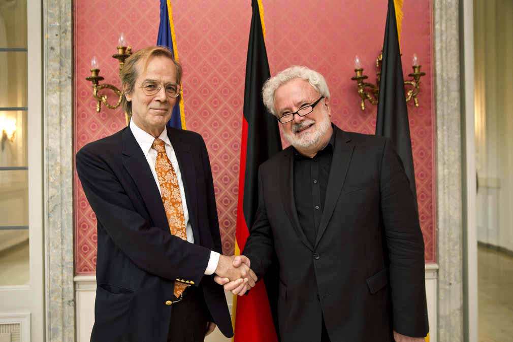 Staatsminister Klaus-Peter Murawski (r.) und der griechische Botschafter Theodoros Daskarolis (l.)