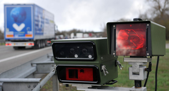 Mit einem digitalen Lasergeschwindigkeitsmessgerät wird der Verkehr auf der Autobahn A5 bei Müllheim überwacht. (Foto: dpa)