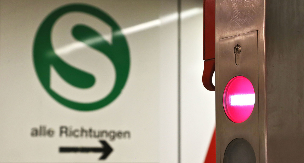 Hinweisschild S-Bahn (Bild: © dpa).