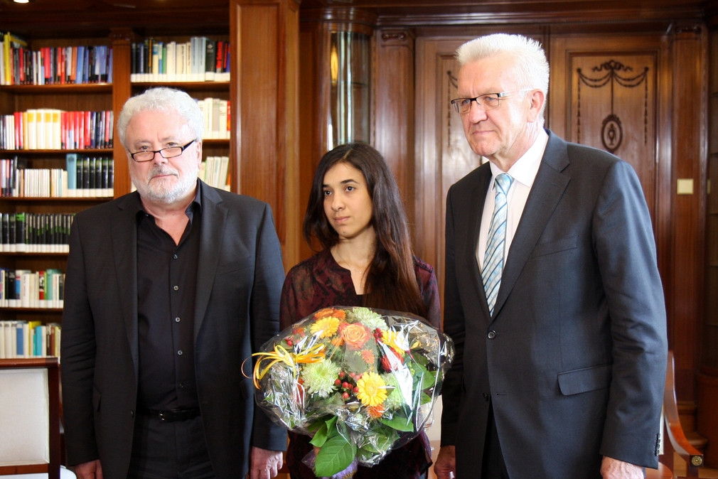 Ministerpräsident Winfried Kretschmann (r.), Nadia Murad (M.) und Staatsminister Klaus-Peter Murawski (l.)