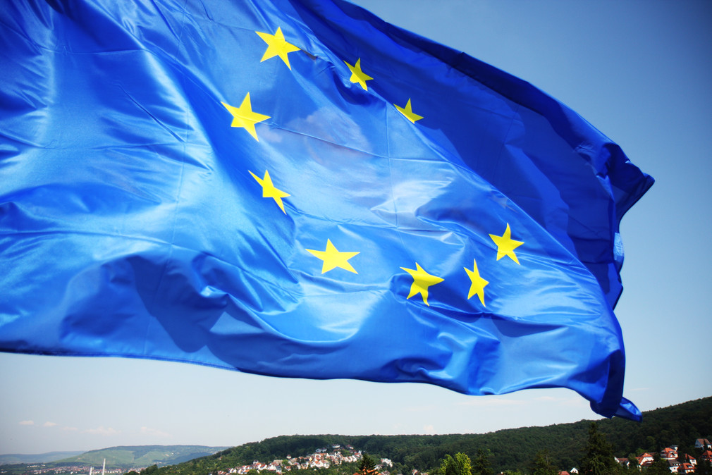 Auf dem Dach der Villa Reitzenstein, dem Amtsssitz des baden-württembergischen Ministerpräsidenten, weht die Fahne der Europäischen Union.
